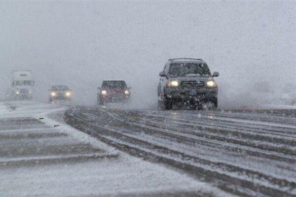 جاده های منتهی به مازندران برفی و لغزنده است جاده های منتهی به مازندران برفی و لغزنده است