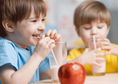 چرا مصرف شیر پرچرب برای بچه ها لازم است و درصد چربی آن چقدر است؟