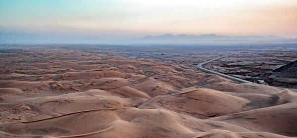 کویر رضا آباد یکی از جاذبه های طبیعی استان سمنان به شمار کویر رضا آباد یکی از جاذبه های طبیعی استان سمنان به شمار می رود