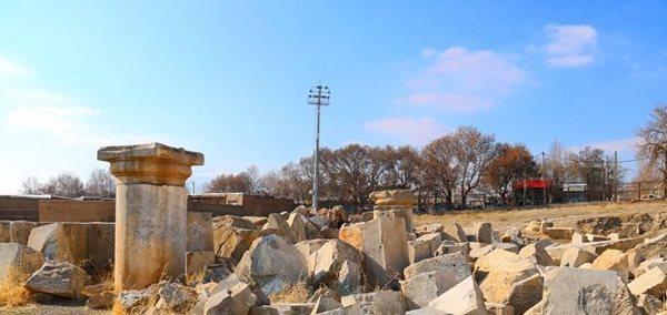 معبد آناهیتا یکی از جاذبه های دیدنی استان کرمانشاه به شمار معبد آناهیتا یکی از جاذبه های دیدنی استان کرمانشاه به شمار می رود