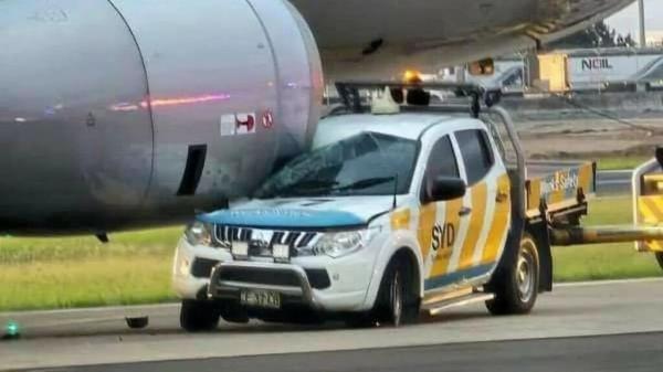 تصادف عجیب یک خودرو با موتور هواپیما! ، حادثه ای که چندین پرواز را لغو کرد، عکس